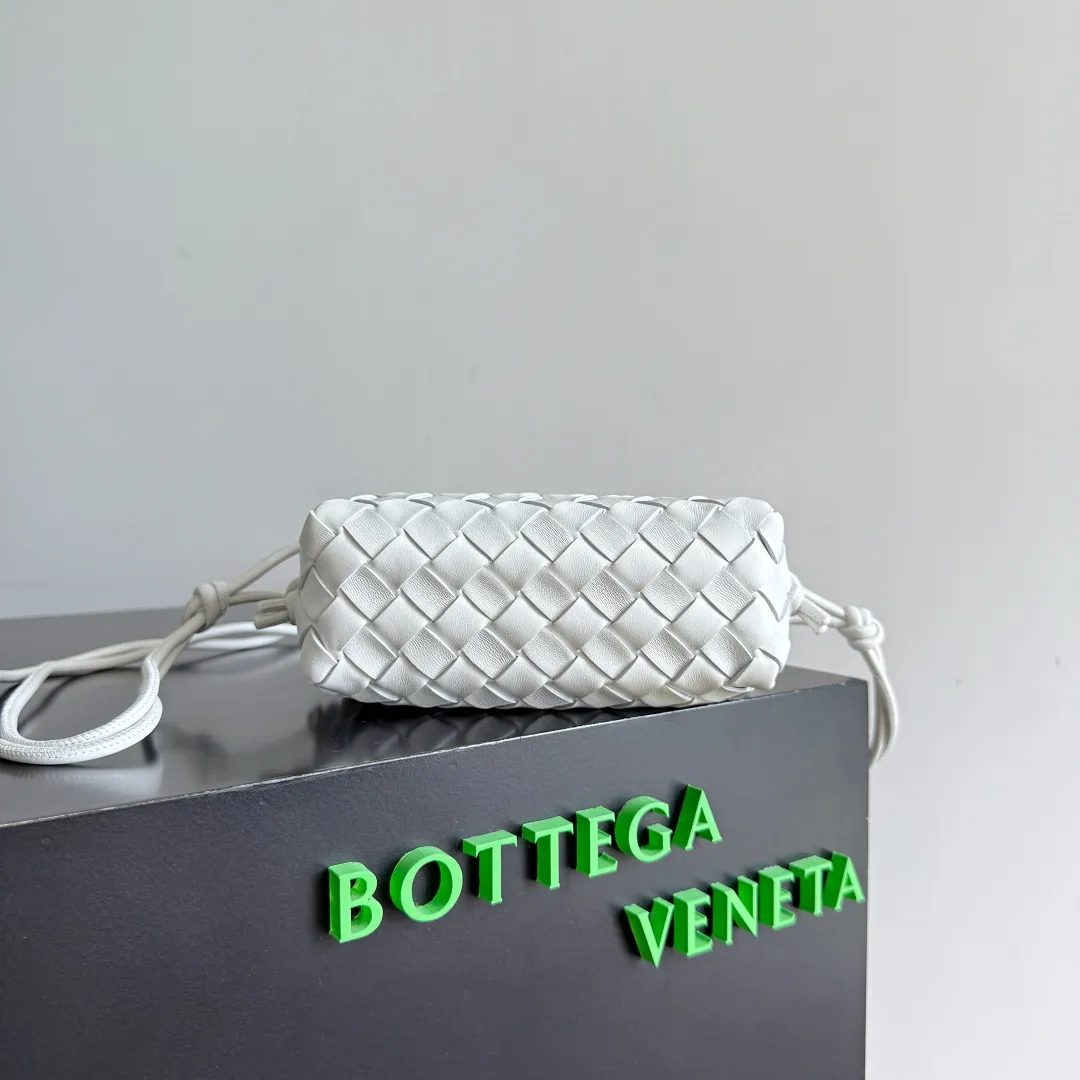 Batch 1560 New version and new color (third generation) 𝗕𝗼𝘁𝘁𝗲𝗴𝗮 𝗩𝗲𝗻𝗲𝘁𝗮 ——— BV’s best value for money, the latest version of the loop camera bag💥, large woven texture, super high quality lambskin as always, with zippers, adjustable drawstrings, it’s especially suitable for the belly💫It can fit anything, and it’s very light weight, suitable🈴️for girls of all ages. Size: 17*10*6cm Style number: 723547